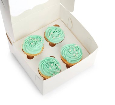 Beyaz arkaplanda lezzetli kekler olan kutu