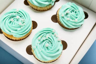 Lezzetli çöreklerle dolu bir kutu, yakın plan.