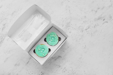 Açık arkaplanda lezzetli kekler olan kutu