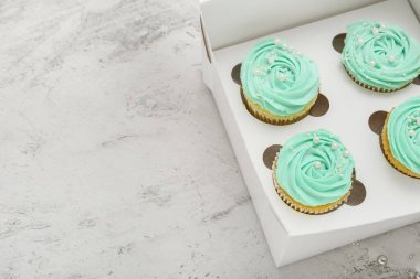 Açık arkaplanda lezzetli kekler olan kutu, yakın plan.