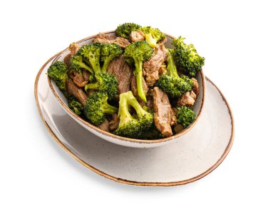 Beyaz arka planda lezzetli biftek ve brokoli.