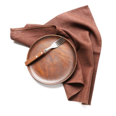 Beyaz arka planda şık peçeteli tabak