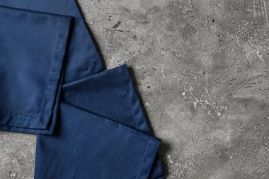 Gri arkaplanda şık peçeteler