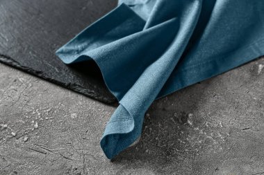 Gri arka planda şık peçeteli tabak