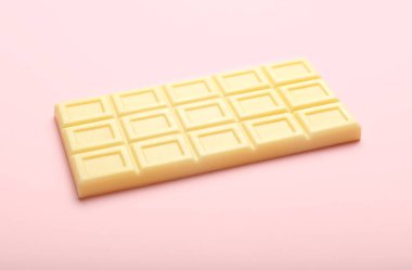 Renkli arkaplanda lezzetli beyaz çikolata