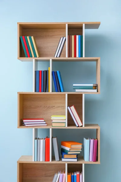 Regal Mit Büchern Der Nähe Der Wand — Stockfoto