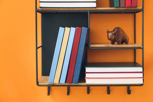 Regal Mit Büchern Auf Farbigem Hintergrund — Stockfoto