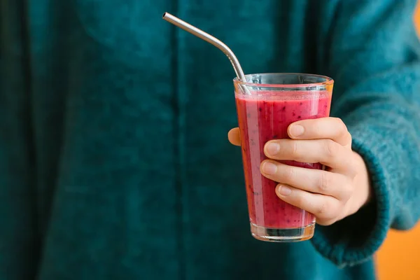 Mujer Con Vaso Batido Frutas Sobre Fondo Color — Foto de Stock