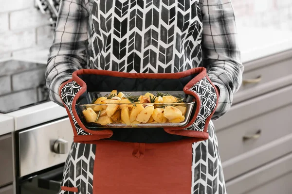 Vrouw Met Schotel Met Lekkere Gebakken Aardappelen Knoflook Keuken — Stockfoto