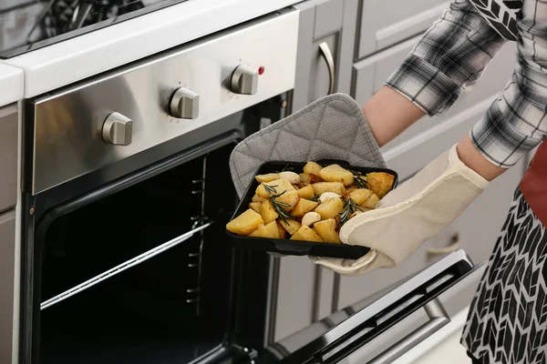 Mulher Tirando Fora Prato Forno Com Batatas Assadas Saborosas Alho — Fotografia de Stock