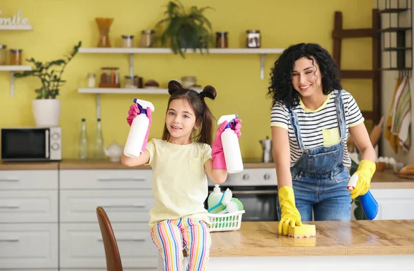 Mother Daughter Cleaning Table Kitchen — Stock Photo, Image