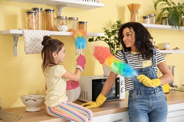 Anne Kız Mutfaklarını Temizlerken Eğleniyorlar — Stok fotoğraf