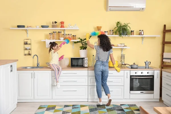 Mother Daughter Cleaning Kitchen — Stock Photo, Image