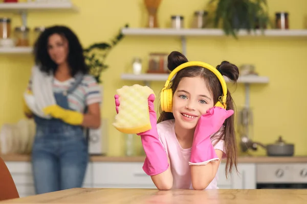 Schattig Klein Meisje Schoonmaak Tafel Keuken — Stockfoto