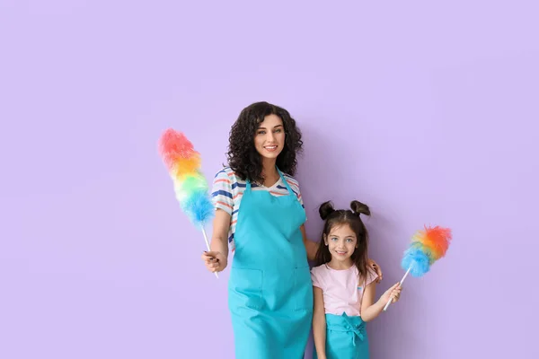 Mutter Und Tochter Mit Staubpinseln Auf Farbhintergrund — Stockfoto