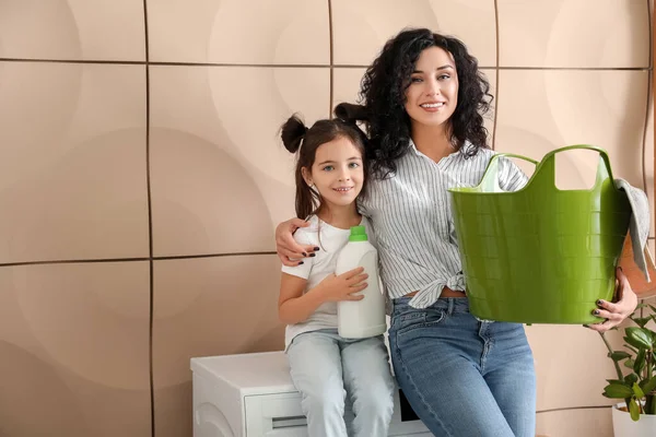 Madre Hija Haciendo Colada Casa — Foto de Stock