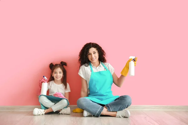 Madre Hija Con Artículos Limpieza Sobre Fondo Color — Foto de Stock