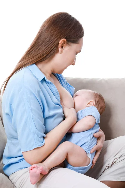 Giovane Donna Che Allatta Suo Bambino Sfondo Bianco — Foto Stock