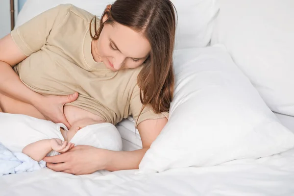 Mujer Joven Amamantando Bebé Casa —  Fotos de Stock