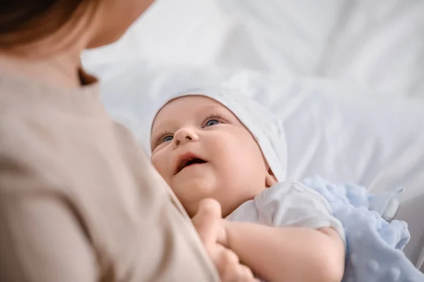 若いです女性母乳育児彼女の赤ちゃんに家 — ストック写真