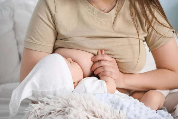 Mujer Joven Amamantando Bebé Casa —  Fotos de Stock