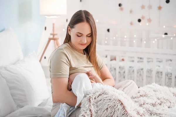 Mujer Joven Amamantando Bebé Casa —  Fotos de Stock