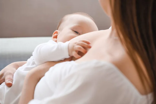 Mladá Žena Kojit Své Dítě Doma — Stock fotografie