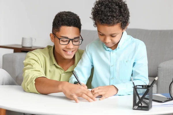 Afro Amerikaanse Jongen Helpt Zijn Broertje Thuis Les Volgen — Stockfoto