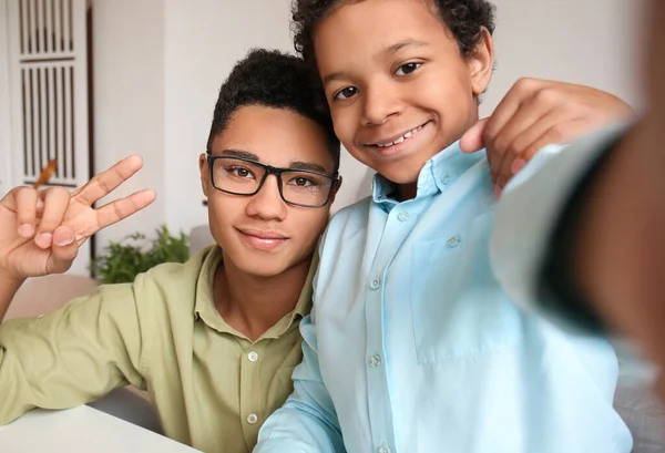Mignon Afro Américain Les Garçons Prendre Selfie Maison — Photo