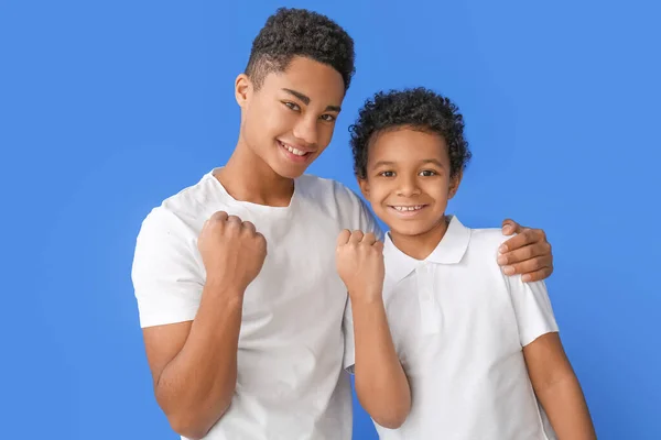 Portrait Frères Afro Américains Sur Fond Couleur — Photo