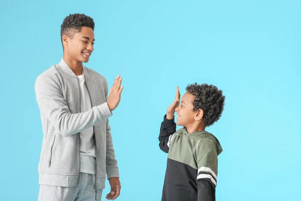 African American Boys Giving Each Other High Five Color Background — Stock Photo, Image