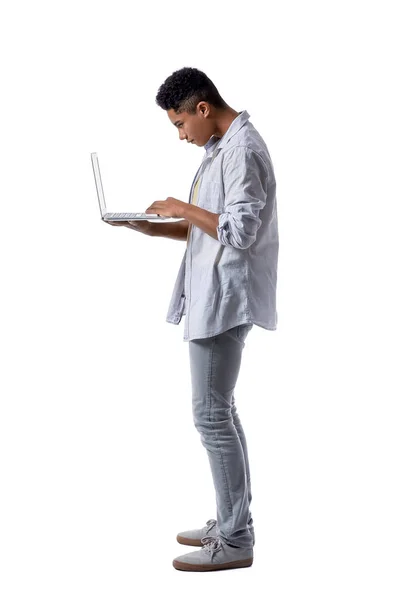 Adolescente Menino Com Postura Usando Laptop Fundo Branco — Fotografia de Stock