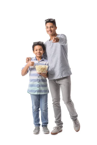 Afrikai Amerikai Fiúk Popcorn Fehér Háttér — Stock Fotó