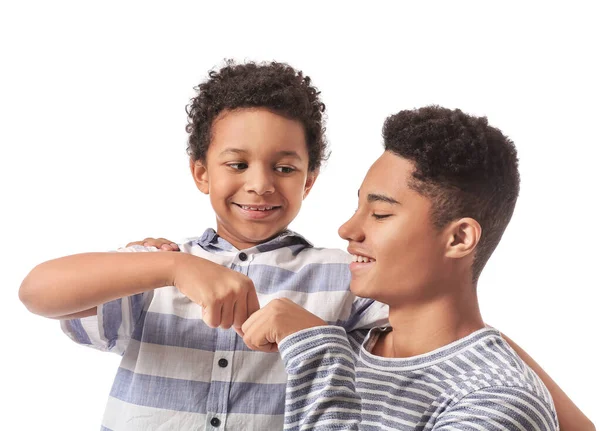 Афроамериканські Хлопці Ються Кулаками Білому Фоні — стокове фото