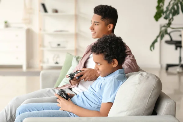 Afroameričtí Chlapci Hrají Videohry Doma — Stock fotografie