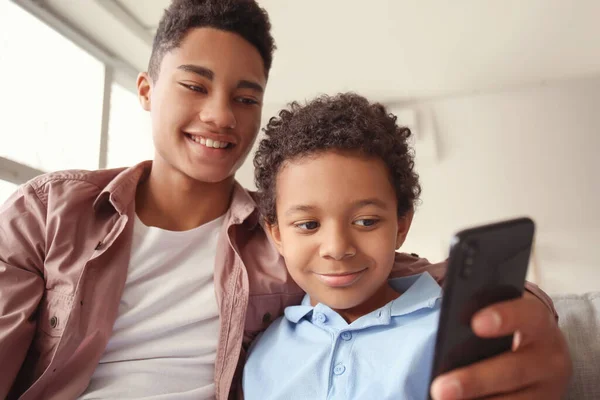 Afro Amerikaanse Jongens Die Mobiele Telefoon Kamer Gebruiken — Stockfoto