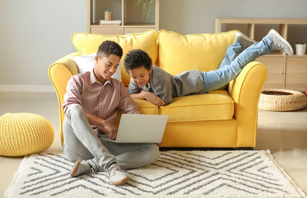Afro Amerikaanse Jongens Met Laptop Thuis — Stockfoto