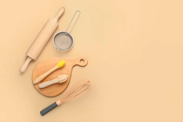 Комплект Кухонной Утвари Цветном Фоне — стоковое фото