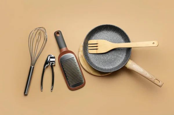 Conjunto Utensílios Cozinha Sobre Fundo Cor — Fotografia de Stock