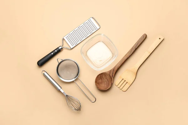 Conjunto Utensílios Cozinha Sobre Fundo Cor — Fotografia de Stock