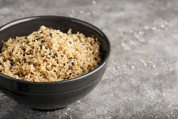 Ciotola Con Gustosa Quinoa Fondo Grigio Primo Piano — Foto Stock