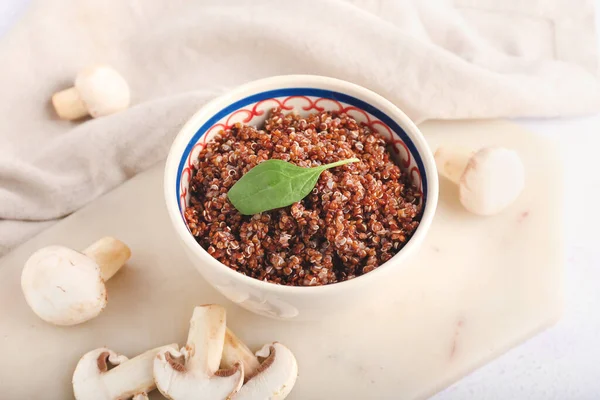 Schaal Met Lekkere Quinoa Champignons Lichte Ondergrond — Stockfoto
