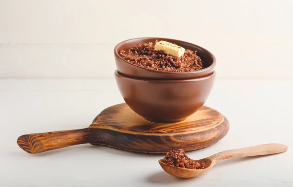 Komposition Mit Schmackhaftem Quinoa Und Butter Auf Hellem Hintergrund — Stockfoto