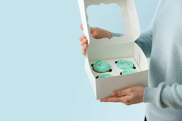 Mulher Segurando Caixa Com Cupcakes Saborosos Fundo Cor — Fotografia de Stock