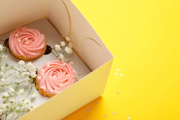 Box Tasty Cupcakes Flowers Color Background Closeup — Stock Photo, Image