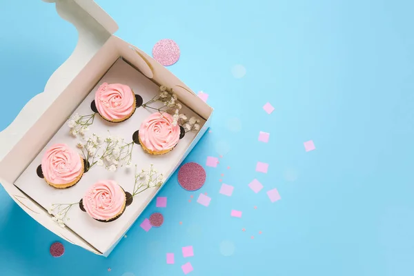 Box Tasty Cupcakes Flowers Color Background — Stock Photo, Image
