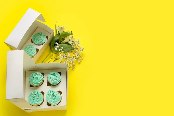 Caixas Com Cupcakes Saborosos Flores Fundo Cor — Fotografia de Stock