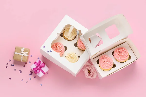 Összetétel Ízletes Cupcakes Színes Háttér — Stock Fotó