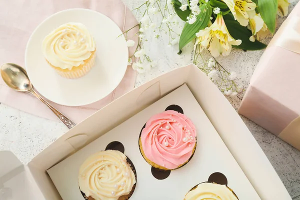 Composition Tasty Cupcakes Flowers Light Background Closeup — Stock Photo, Image