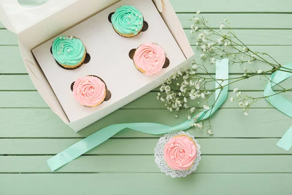 Doboz Ízletes Cupcakes Virágok Színes Háttér — Stock Fotó